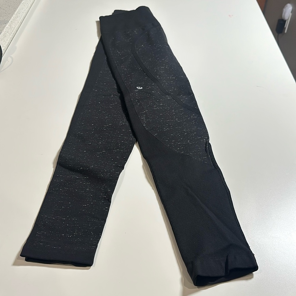Lululemon Leggings (Size 6, Black with Mixed Textures & Marble Design)
